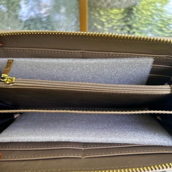 NWT-Anne Klein Tan Leather Wallet with Metallic Zipper - Picture 5 of 6